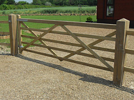 Universal Softwood Gate - hang right